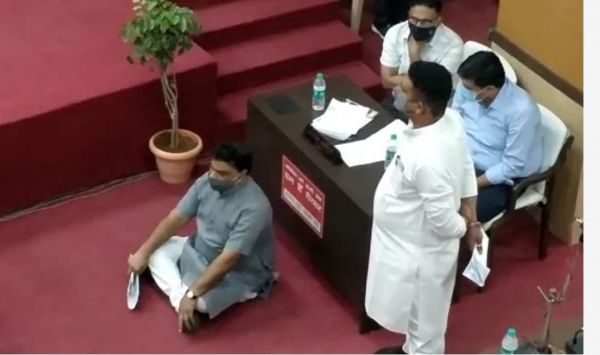 महीनों बाद हुई सामान्य सभा में जोरदार हंगामा, कुर्सी को लेकर छिड़ी जंग,  शहरवासियों के मुद्दों को किया दरकिनार 