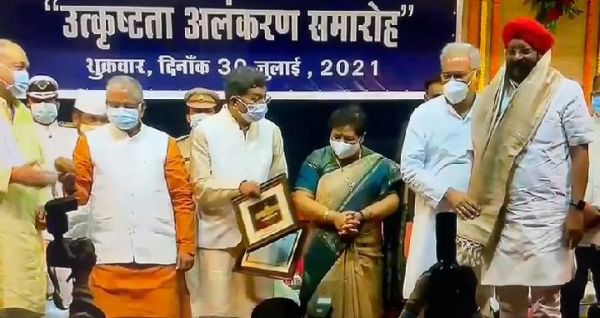  VIDEO :  विधानसभा में आज उत्कृष्टता अलंकरण समारोह का किया गया आयोजन