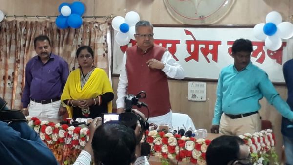 रायपुर प्रेस क्लब में पत्रकारों से रूबरू हुए पूर्व मुख्यमंत्री रमन सिंह 