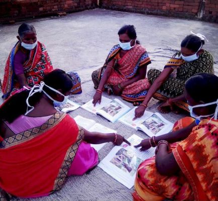 पढ़ना लिखना अभियान से एक हजार शिक्षक 10 हजार निरक्षरों को दे रहे शिक्षा