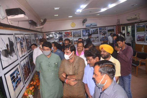 विश्व फोटोग्राफी दिवस कार्यक्रम में शामिल हुए महापौर एजाज ढेबर और नगर निगम सभापति प्रमोद दुबे