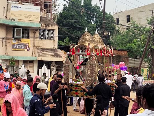 हुसैन और हसन की शहादत की याद में निकला मातमी जुलूस,  देखें तस्वीरें ... 