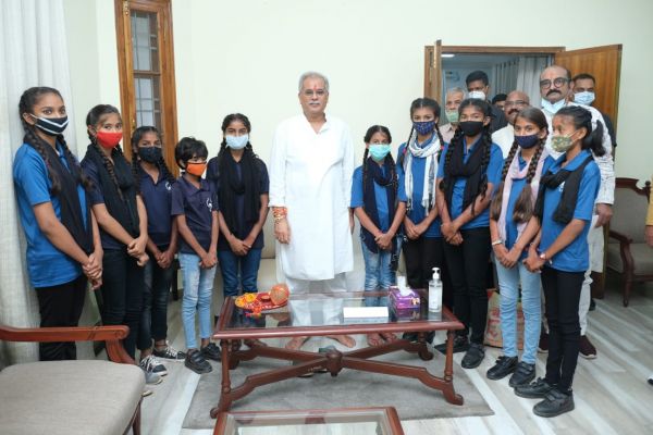 मुख्यमंत्री ने प्रयास एजुकेशन सोसायटी की छात्राओं के लिए खेल सामग्री और डिजिटल ब्लैकबोर्ड के लिए 10 लाख रुपए की दी स्वीकृति