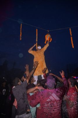 महापौर एजाज ढेबर ने फोड़ी मटकी 