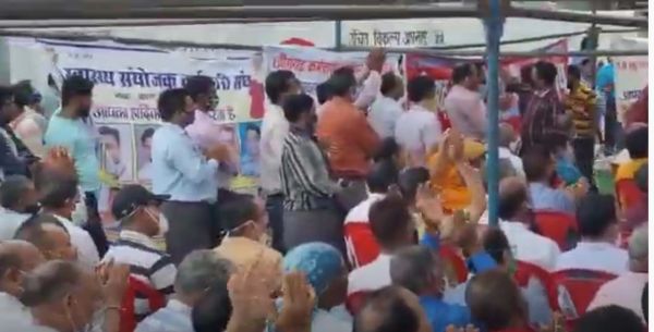 VIDEO:  अपनी मांगों को लेकर निगम कर्मियों  ने किया धरना प्रदर्शन 