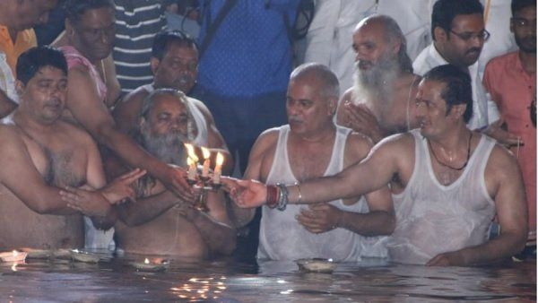 मुख्यमंत्री ने महादेव घाट पर लगाई आस्था की डुबकी