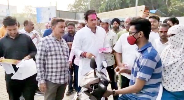विधायक उपाध्याय ने सरकार के प्रति मिठाई बॉट किया आभार व्यक्त