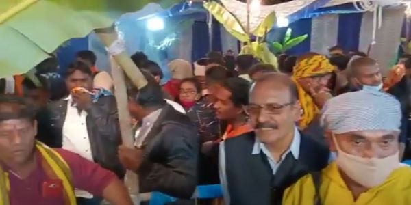 VIDEO : श्मशान में आधी रात इक्कठे हुए बच्चे महिला और बुजुर्ग 