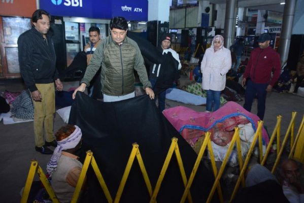  ठंड में ठिठुरते गरीबों का दर्द जानने आधी रात को निकले महापौर,  सेंटा क्लॉज बनकर बांटे कंबल