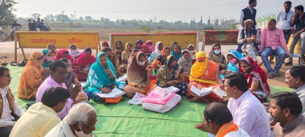   मंत्री के सद्द्बुद्धि के लिए लोगो ने किया रामायण पाठ,दिया अनिश्चित कालीन धरना 