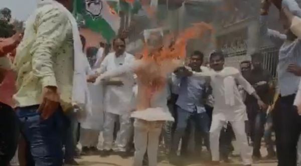 जिला कांग्रेस कमेटी ने भाजपा नेता का किया पुतला दहन