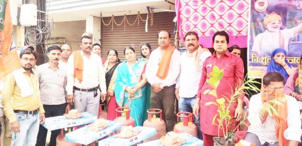  केंद्र सरकार के 8 वर्ष पूरे होने पर लाभार्थियों को मिला उज्जवला योजना का लाभ 