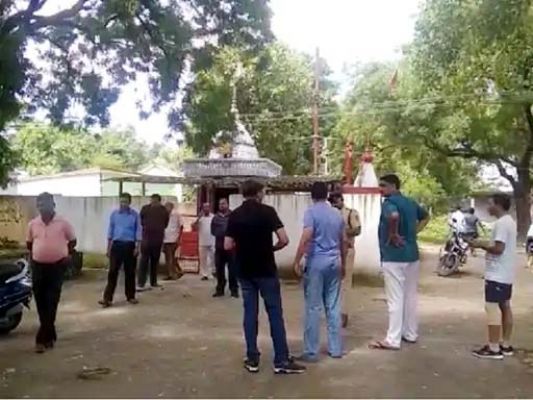 शिव मंदिर में तोड़फोड़: हनुमान जी की मूर्ति से निकाल ले गए चांदी की आंखें 