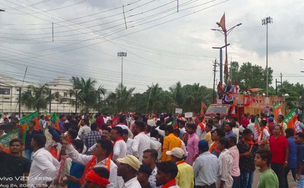 सरकार विरोधी नारों की गूंज 