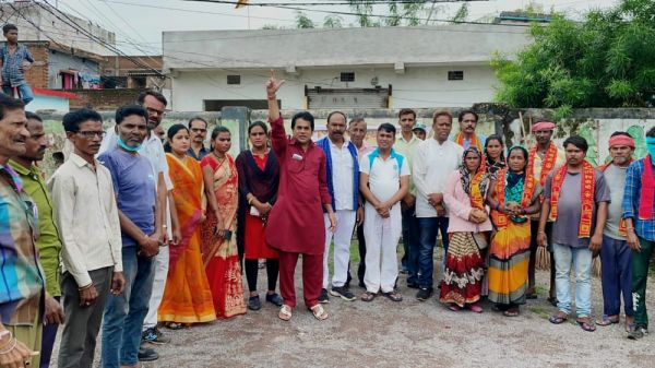 स्कूल परिसर में चलाया गया स्वच्छता अभियान, सफाईकर्मियों का हुआ सम्मान