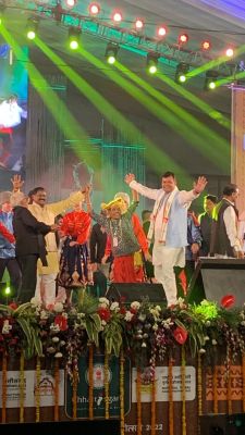   आदिवासी नृत्य महोत्सव में खुद को थिरकने से नहीं रोक पाए तेलघानी विकास बोर्ड अध्यक्ष संदीप साहू