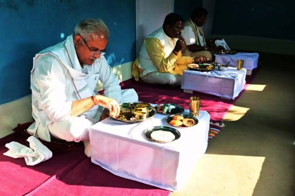 सीएम को खाना खिलाकर अभिभूत हुआ परिवार