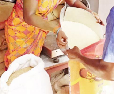 अधिकारियों की लापरवाही से गरीबों को नहीं मिल रहा उनके हक़ का राशन