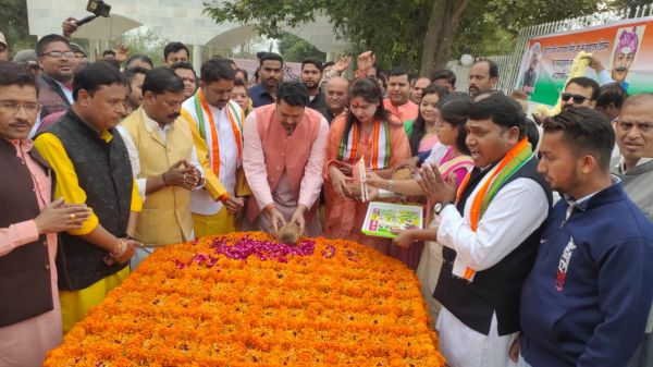  प्रभारी मंत्री उमेश पटेल ने शहीद वीर नारायण सिंह को दी श्रधांजलि