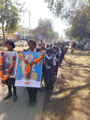  स्वामी विवेकानंद की जयंती पर सरस्वती शिशु मंदिर के स्टूडेंट्स ने निकाली झांकी
