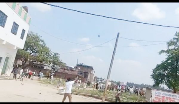 यूपी निकाय चुनाव : बुर्के में वोट डालने को लेकर दो पक्षों में हुआ पथराव, देखें वीडियो