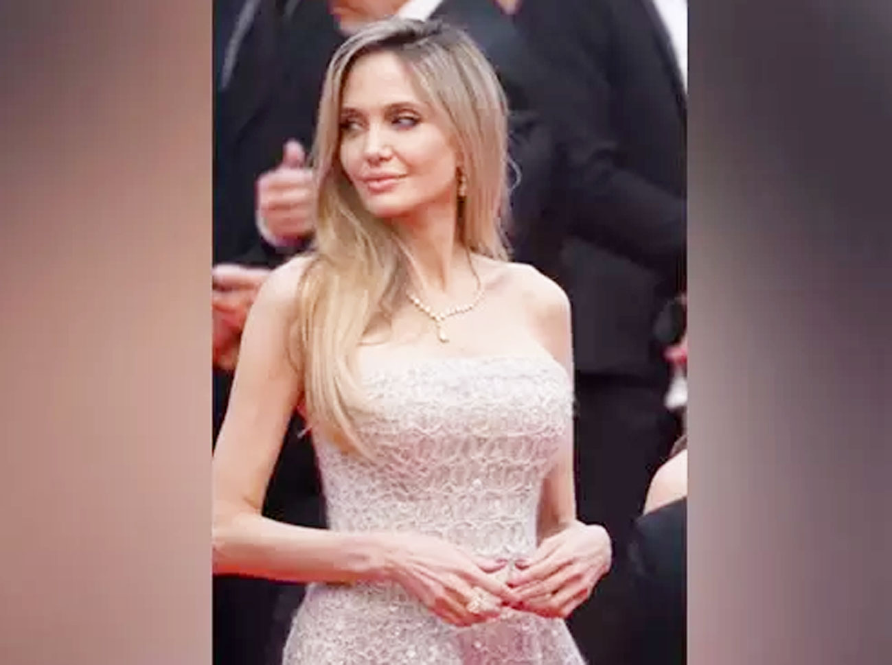 Cannes 2025 के रेड कार्पेट पर सीक्विन गाउन में एंजलीना जोली ने जलवा बिखेरा