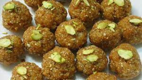 इस दीपावली पर बनाएं गोंद के लड्डू, जानें रेसिपी