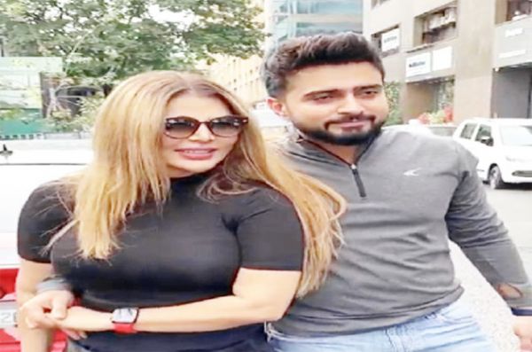 अमेरिका से लौटी एक्ट्रेस राखी सावंत के सपोर्ट में उतरीं