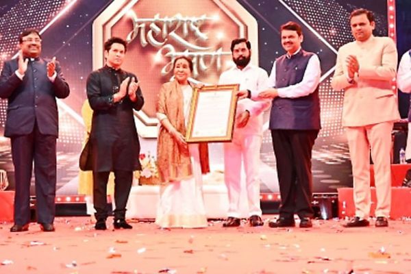 दिग्गज गायिका आशा भोंसले महाराष्ट्र भूषण-2021 से सम्मानित
