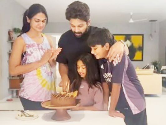 43 के हुए ‘पुष्पा’ स्टार अल्लू अर्जुन, परिवार संग मनाया जन्मदिन