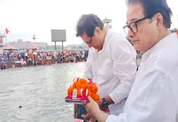 मनोज कुमार के बेटों ने हरिद्वार में गंगा में उनकी अस्थियां विसर्जित कीं