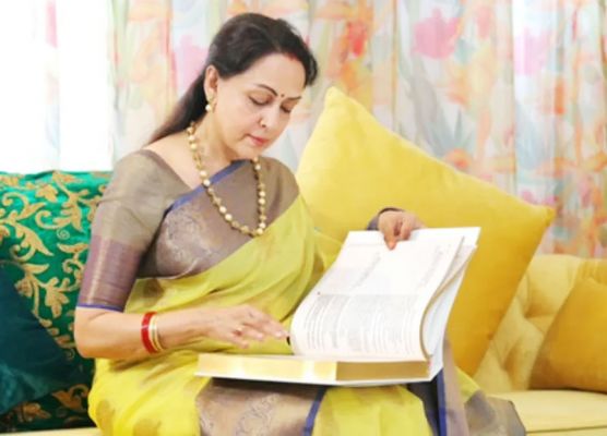 नेशनल रीडिंग डे : लोगों में कम हो रही पढ़ने की आदत, हेमा मालिनी ने जताई चिंता