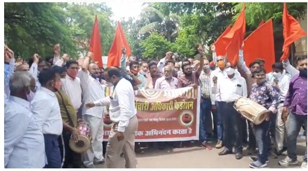 कर्मचारी संघ ने किया कलेक्ट्रेट का घेराव, ढोलक और लाल झंडा दिखाकर किया प्रदर्शन, सोशल डिस्टेंसिंग की उड़ी धज्जियां