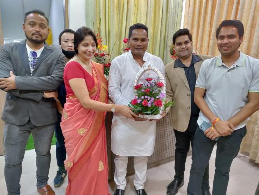 अल्फ़ा वैलनेस एंड ब्यूटी केयर संस्था के उद्घाटन में पहुंचे पार्षद अंसारी 
