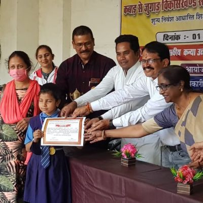 पार्षद अंसारी ने कबाड़ से जुगाड़ प्रतियोगिता में भाग लेने वाले छात्राओं को किया पुरस्कृत