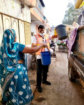 सफाई मित्रों के साथ पार्षद  ने वार्डवासियों  को दिया स्वच्छता का सन्देश 