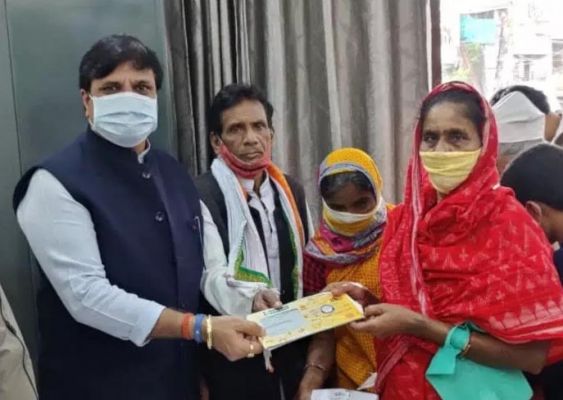 सभापति प्रमोद दुबे ने  पेंशनधारी हितग्राहीयों  को बांटे एटीएम