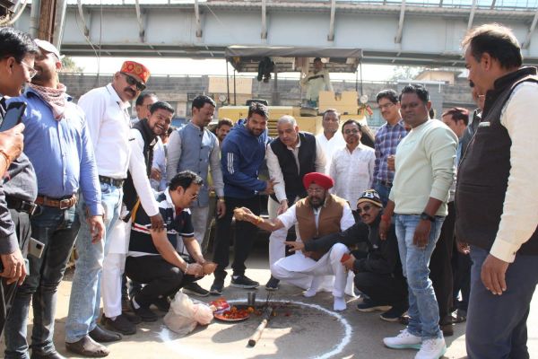 20 साल से थी सड़के जर्जर,विधायक जुनेजा ने तत्काल राशि स्वीकृत कर किया भूमिपूजन  