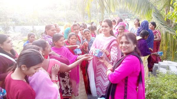 यामिनी आकाश तिवारी के नेतृत्व में प्रोजेक्ट बाला निर्मित सेनेटरी नेपकिन का वितरण                                     
