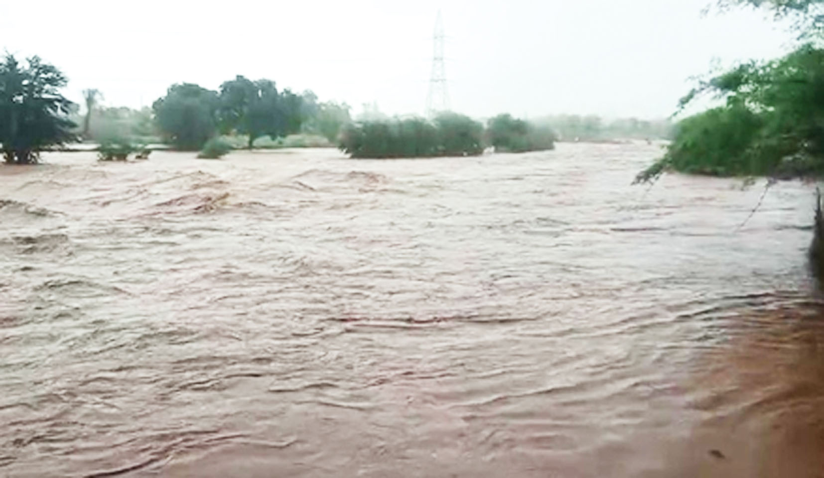 मुंबई से सूरत तक बारिश का कहर, सड़कों पर जलभराव