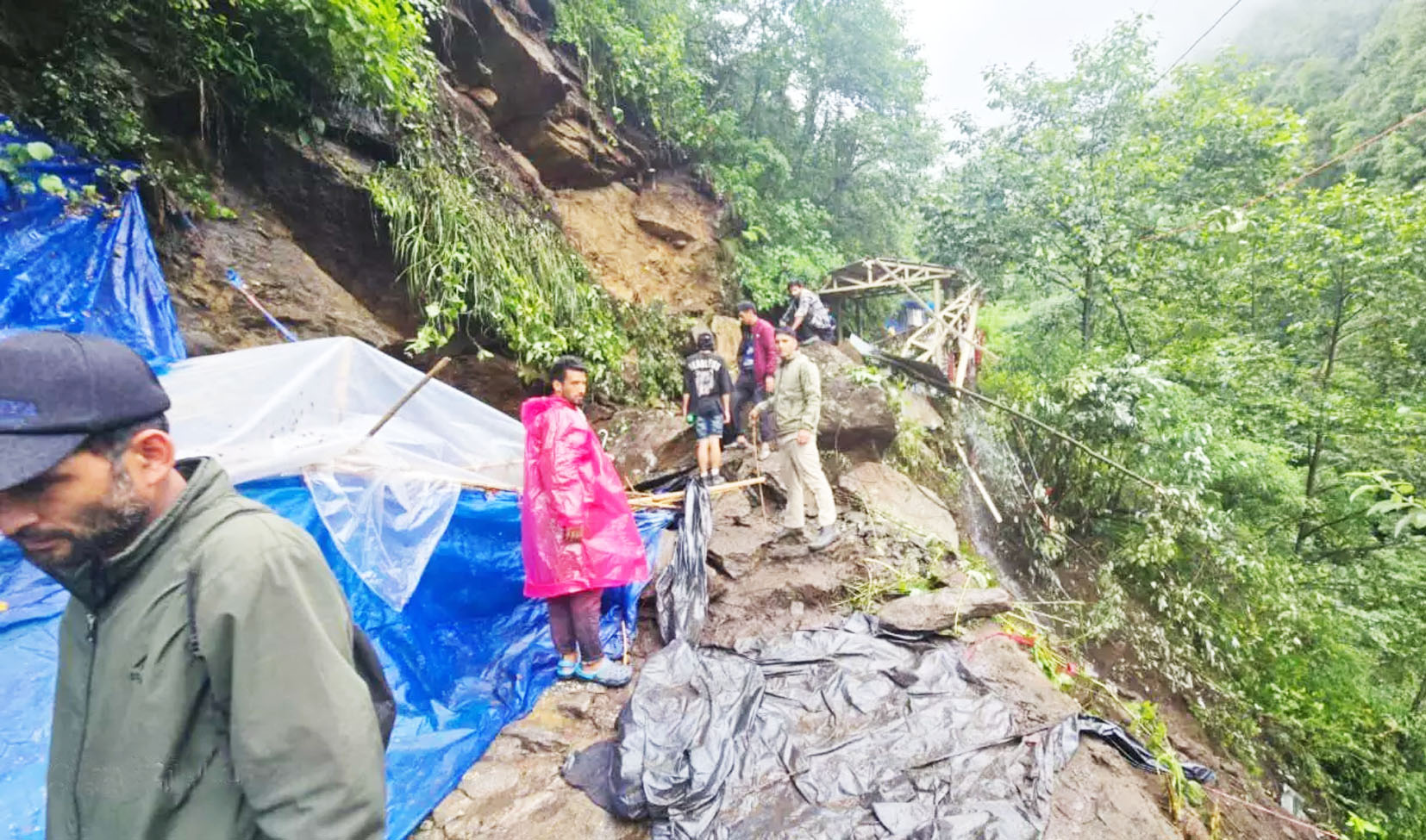 भूस्खलन के कारण पैदल मार्ग क्षतिग्रस्त होने के बाद केदारनाथ यात्रा अस्थायी रूप से रोकी गई