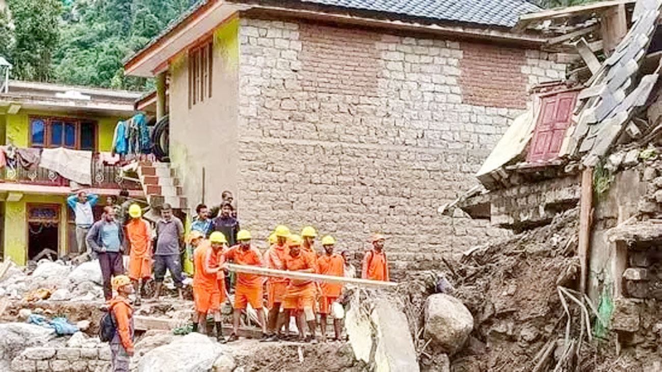‘युद्ध जैसी आपदा’ में बदली हिमाचल की तस्वीर, मौतों से हिल उठे पहाड़