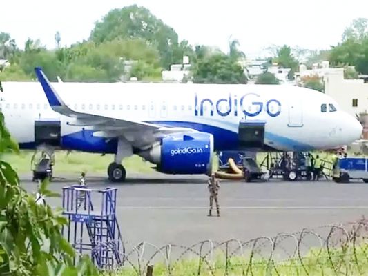 बम की सूचना के बाद इंडिगो विमान की इमरजेंसी लैंडिंग