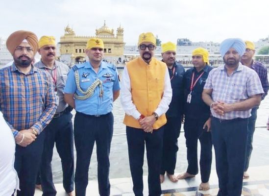 अमृतसर पहुंचे राज्यपाल रमेन डेका, स्वर्ण मंदिर में मत्था टेका