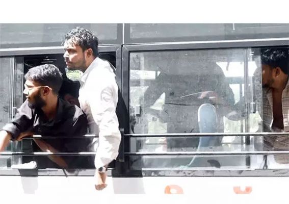 केरल विश्वविद्यालय में राज्यपाल राजेंद्र आर्लेकर के खिलाफ प्रदर्शन