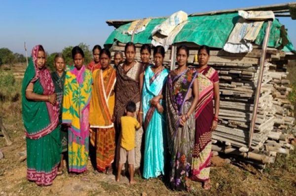 समूह की महिलाओं के लिए सेंट्रिंग सामान बना आय का जरिया