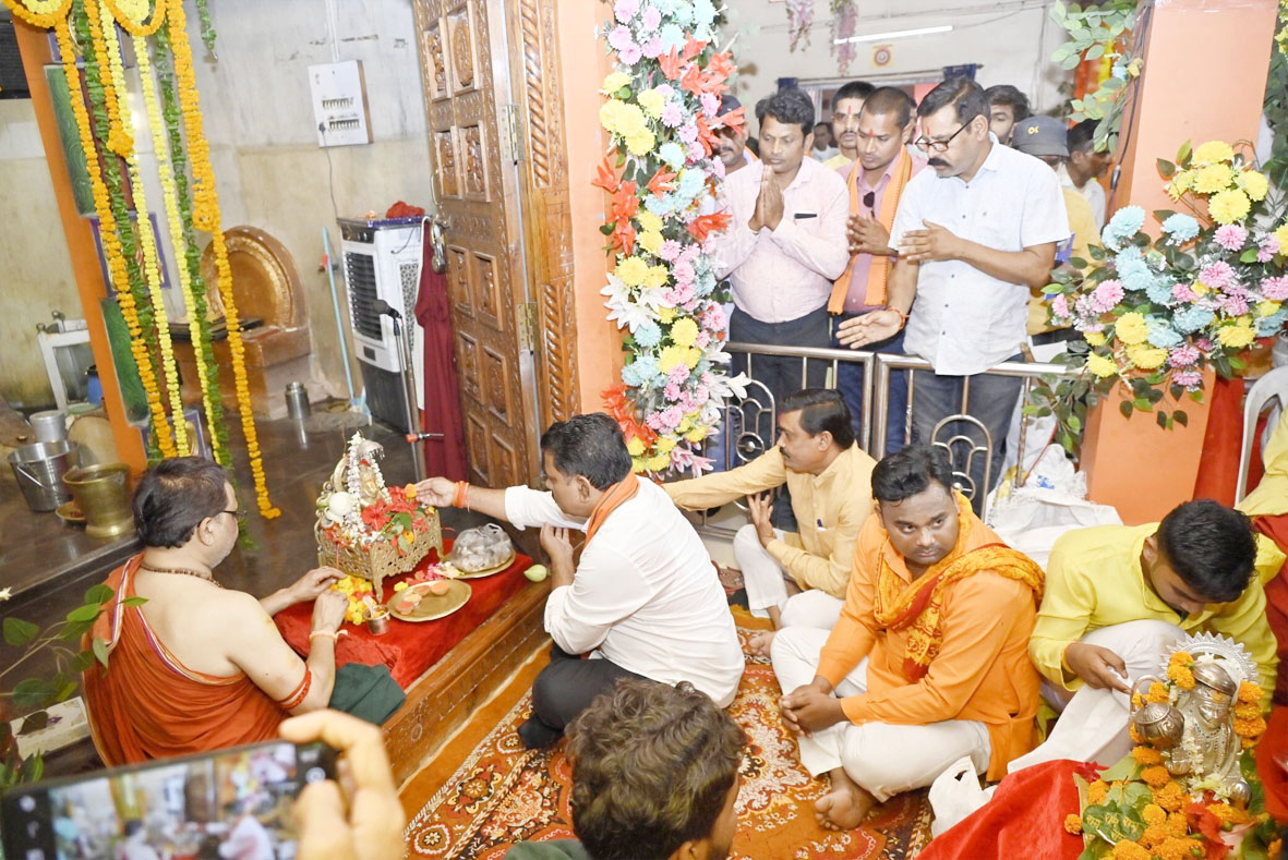 गृहमंत्री विजय शर्मा ने हनुमान मंदिर में पूजा-अर्चना की