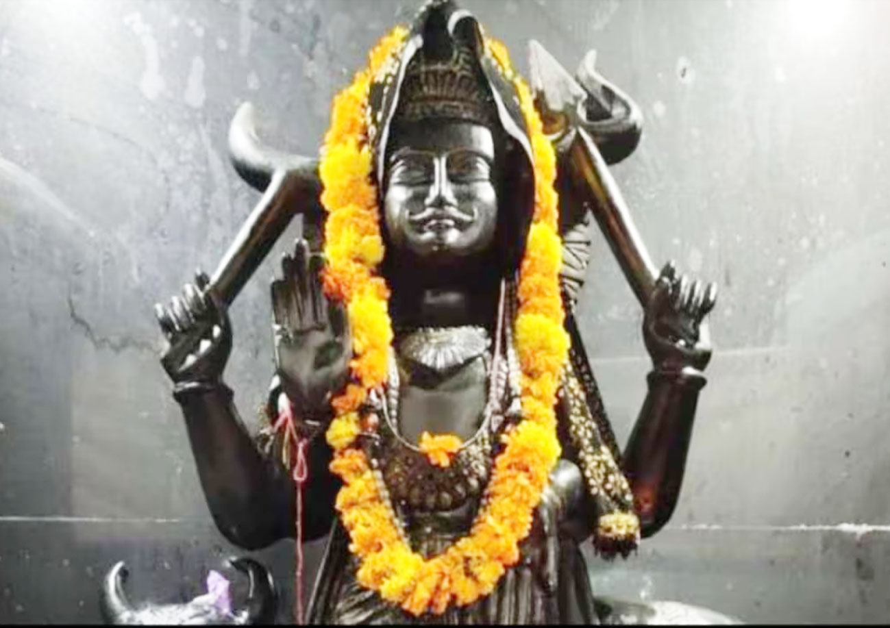 शनिदेव के मंत्र से दूर करें सारे दर्द, शनिवार को करें ये उपाय