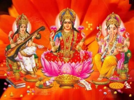 आज के दिन मां लक्ष्मी को मनाने के लिए करें ये उपाय