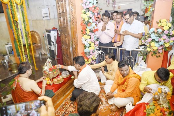 गृहमंत्री विजय शर्मा ने हनुमान मंदिर में पूजा-अर्चना की